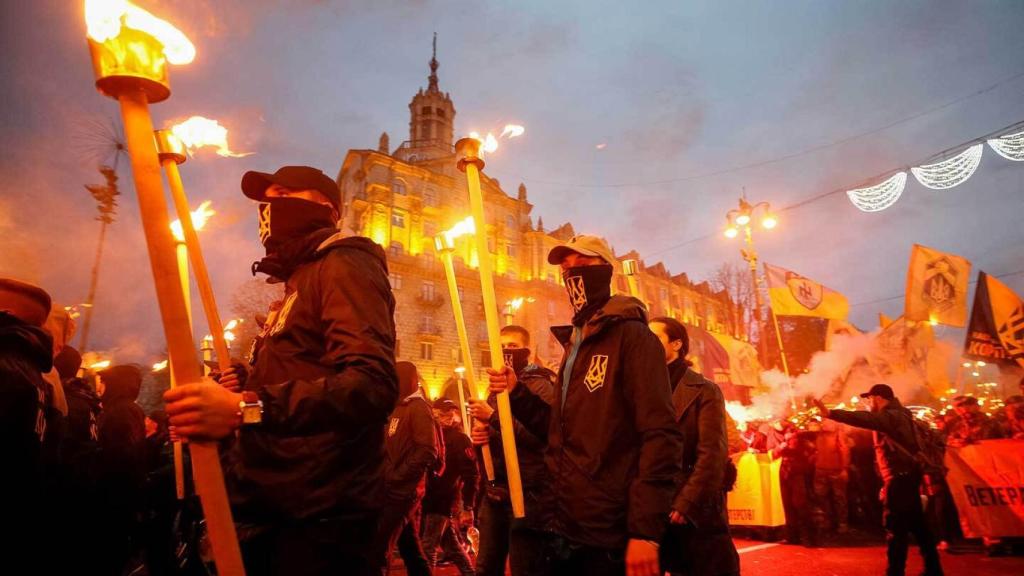 El Batallón Azov y otros grupos neonazis ucranianos desfilan en Kiev, en 2014.