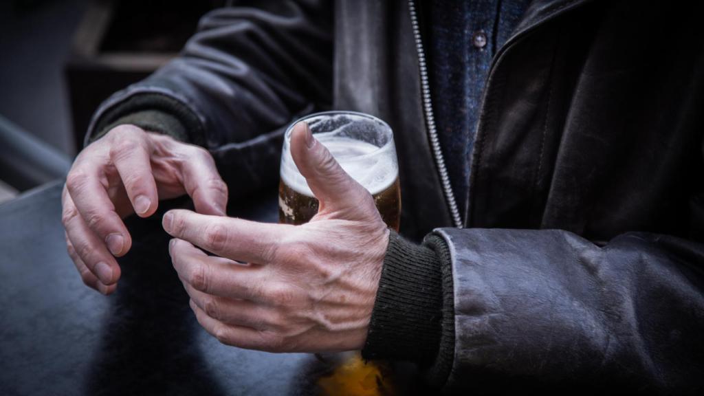 La cerveza de Jorge Ilegal durante su charla con Porfolio.