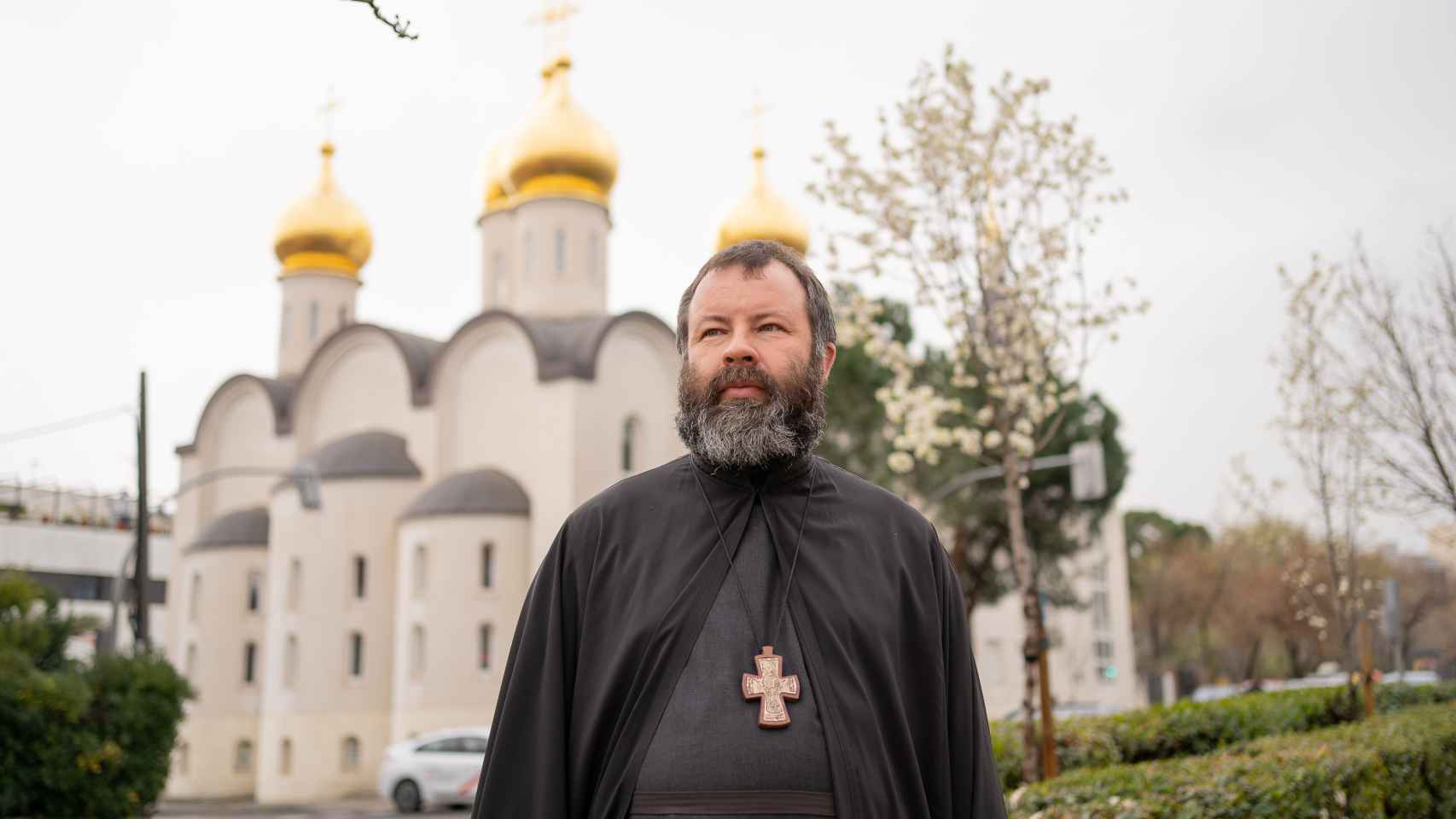 El padre Andréy Kórdochkin, en el exterior de la catedral ortodoxa rusa de Madrid.