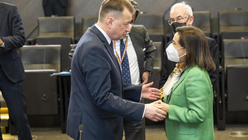 La ministra de Defensa, Margarita Robles, conversa con su homólogo polaco durante la reunión de la OTAN este miércoles en Bruselas