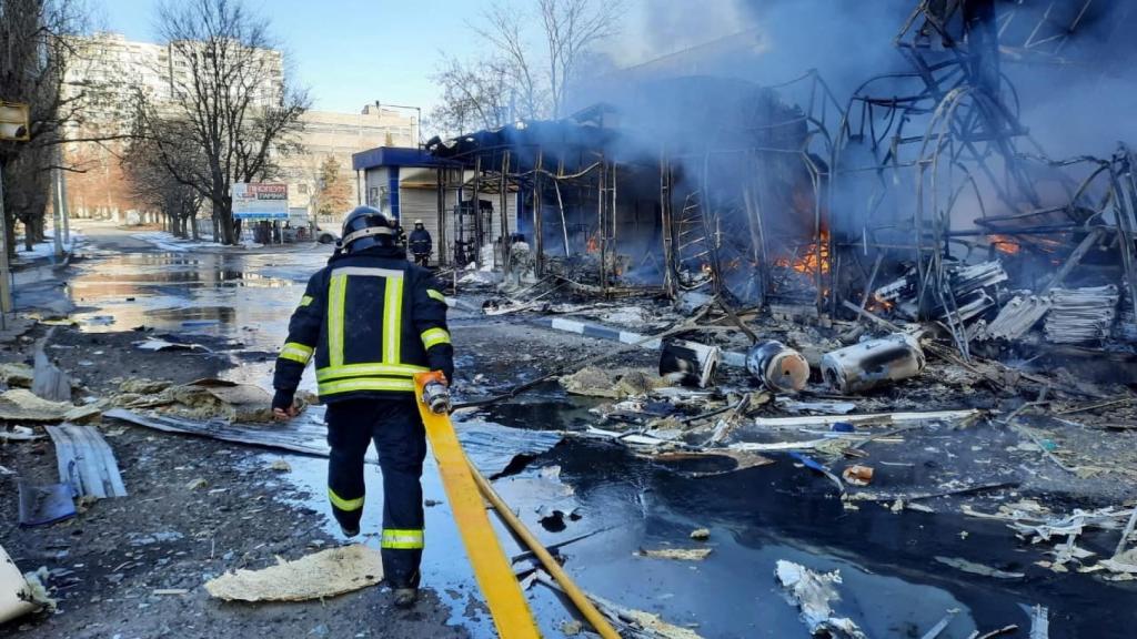 Bomberos intentan apagar el fuego provocado por el bombardeo de un mercado de Kharkiv, Ucrania.