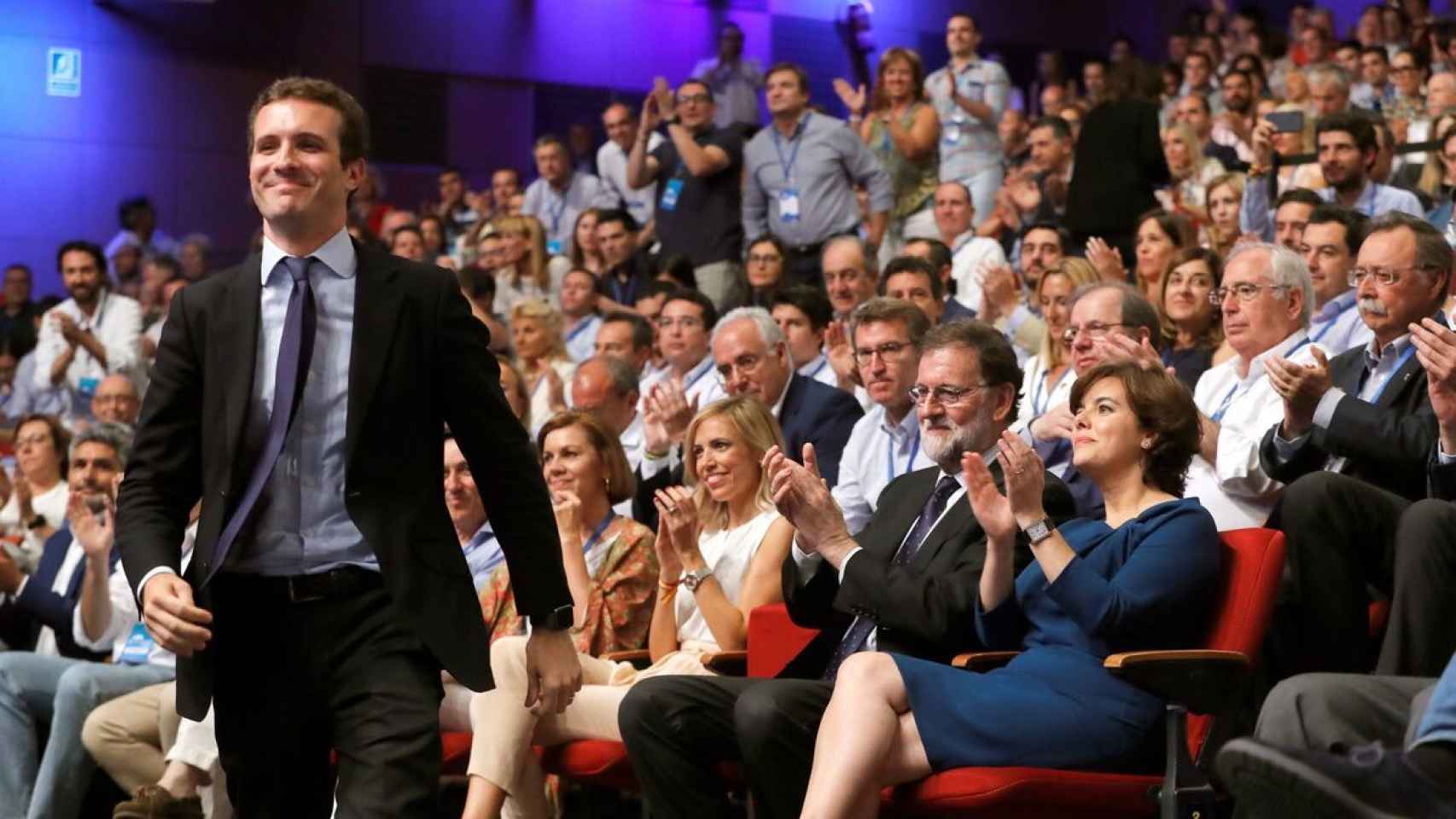 Mariano Rajoy, Soraya Sáenz de Santamaria y otros dirigentes del PP aplauden a Pablo Casado, tras su elección como presidente del partido en 2018.