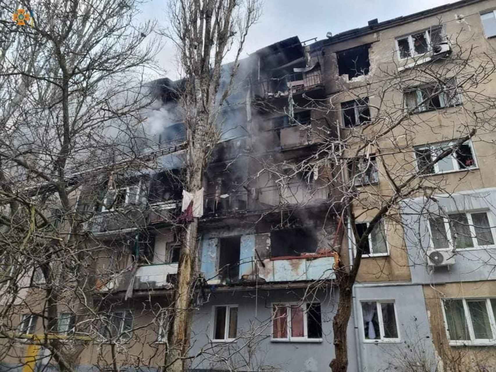 Uno de los múltiples edificios residenciales de Mikolaiv golpeado por los bombardeos rusos.