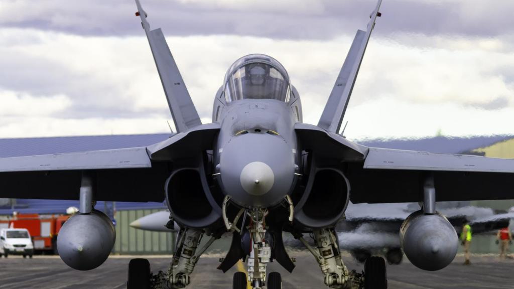 Vista frontal de un caza F-18 Hornet en la Base de Albacete.