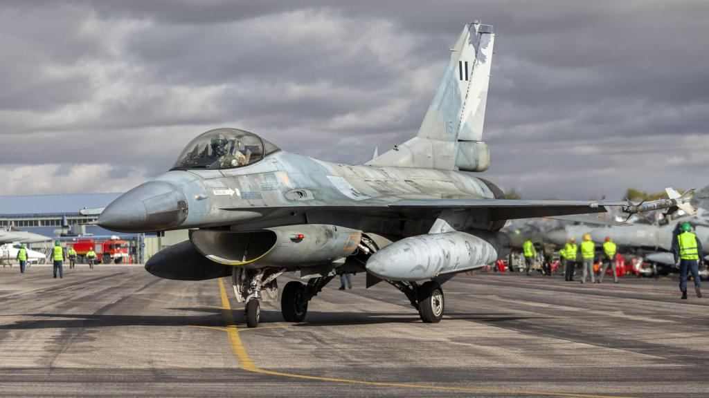 Un F-16 griego en la Base Aérea de Los Llanos, Albacete.