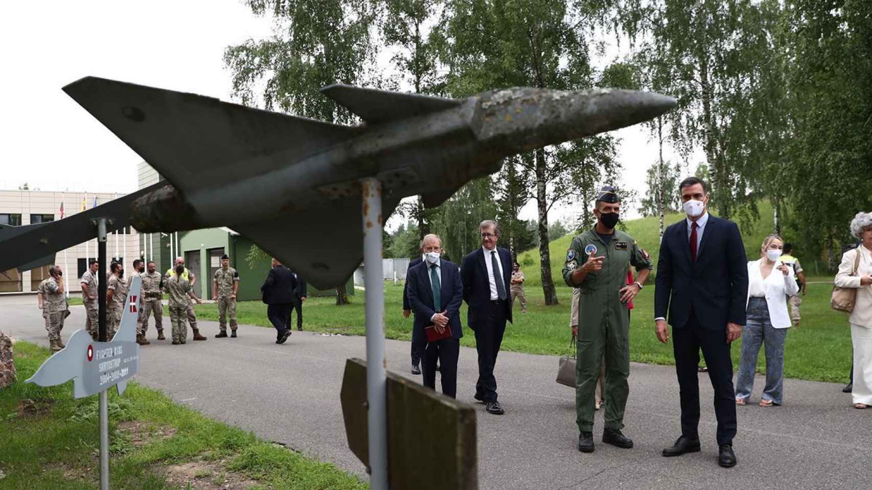 Pedro Sánchez en una visita al destacamento de la Operación Vilkas, en Lituania, en julio de 2021.