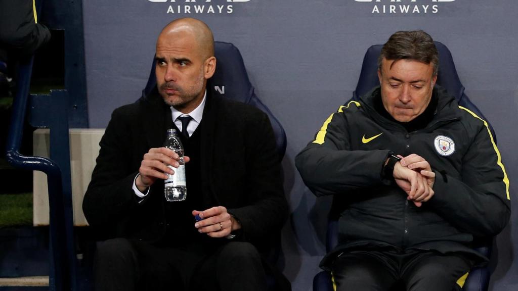 Pep Guardiola y Domènec Torrent, en el banquillo del Manchester City