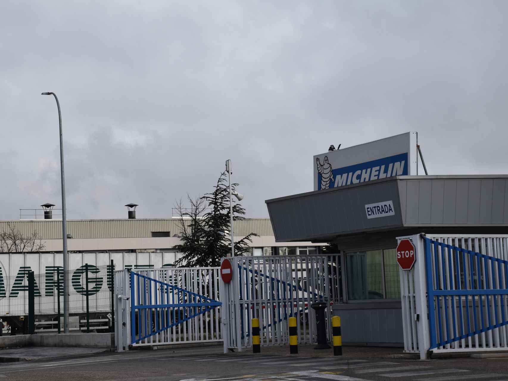 Acceso a la planta que el Grupo Michelin tiene en Valladolid