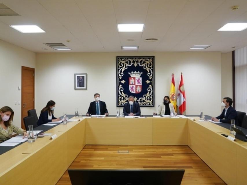 Carlos Pollán preside la primera reunión de la Mesa de las Cortes como presidente