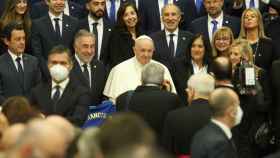 El Papa Francisco recibe la camiseta de la SD Ponferradina