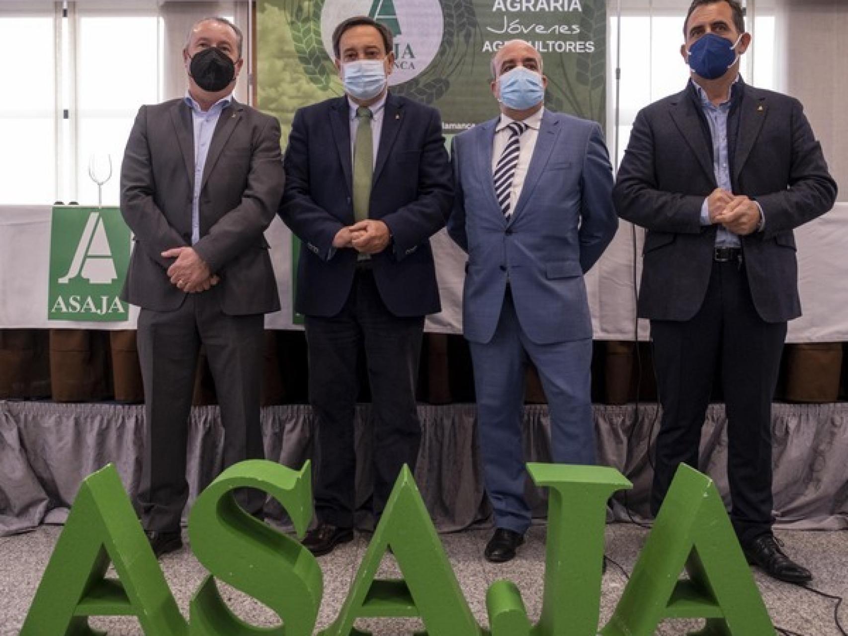 El presidente nacional, de Asaja Pedro Barato (2I); autonómico, Donaciano Dujo (I); y provincial, Juan Luis Delgado (D), junto al director general de PAC de la Junta de Castilla y León, Juan Pedro Medina