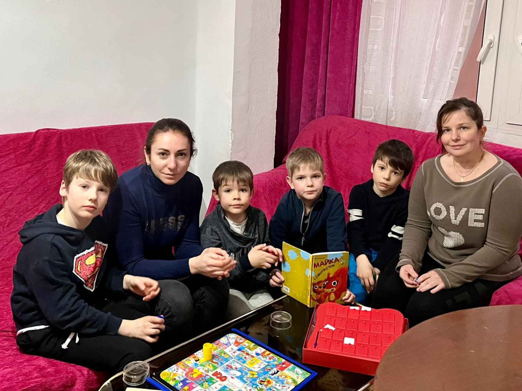 Las dos familias ucranianas juegan al parchís en su domicilio de Valladolid