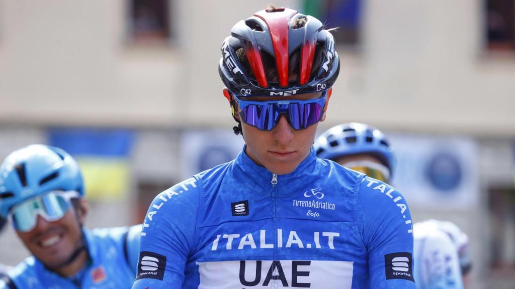 Tadej Pogacar con la maglia azzurra de líder de la Tirreno-Adriático