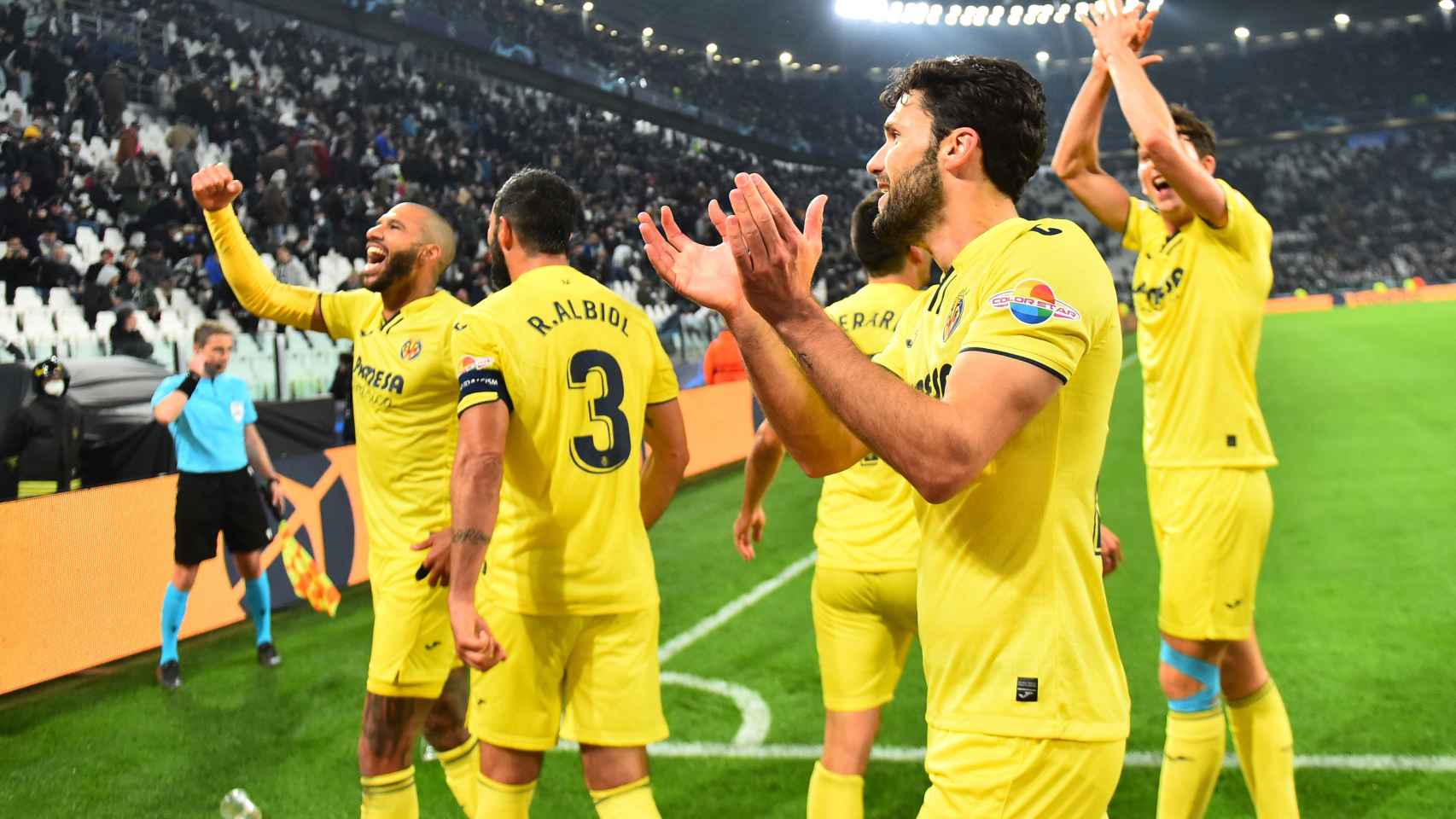 Los jugadores del Villarreal celebran el gol de Danjuma en Turín