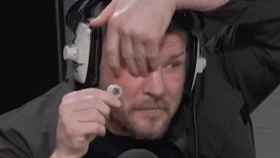 Michael Bisping, mito de la UFC, se quita su ojo de cristal en una entrevista