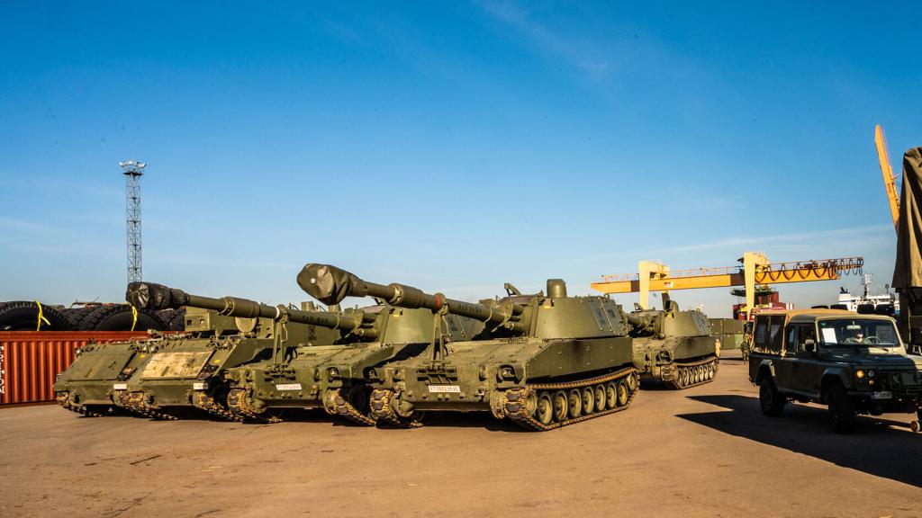 Los M109 A5, desembarcando este miércoles en el puerto de Riga.