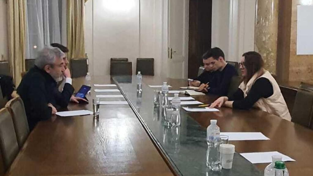 La delegación de eurodiputados, con Luis Garicano, frente a la delegación ucraniana, con su viceprimera ministra, Yulia Svyrydenko, a la cabeza.