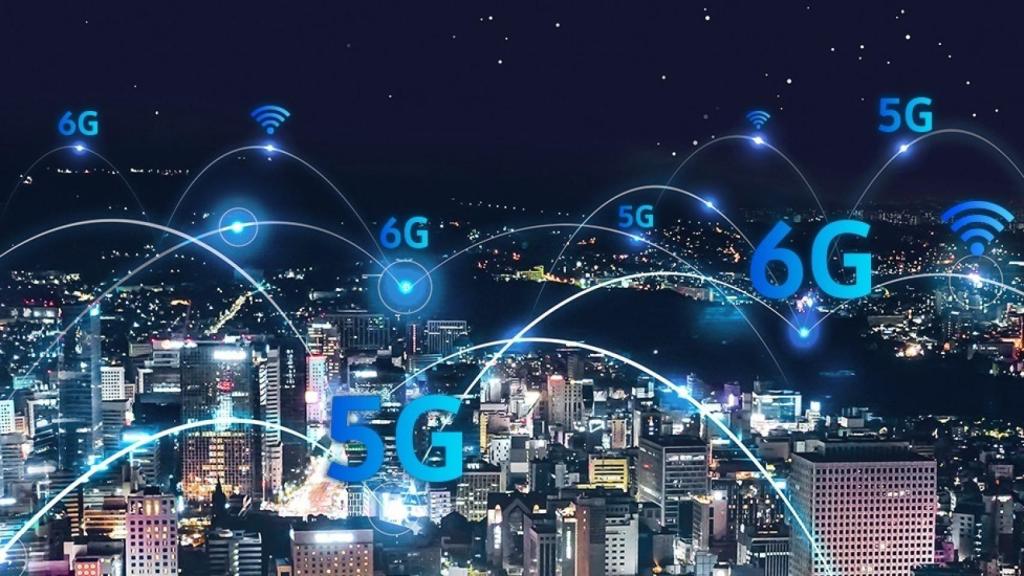 Simulaciones de conexiones 5G y 6G en una ciudad.