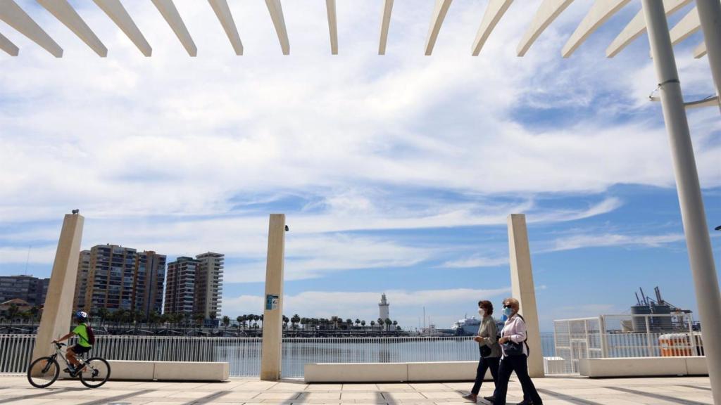 Mujeres pasean en el Muelle Uno.