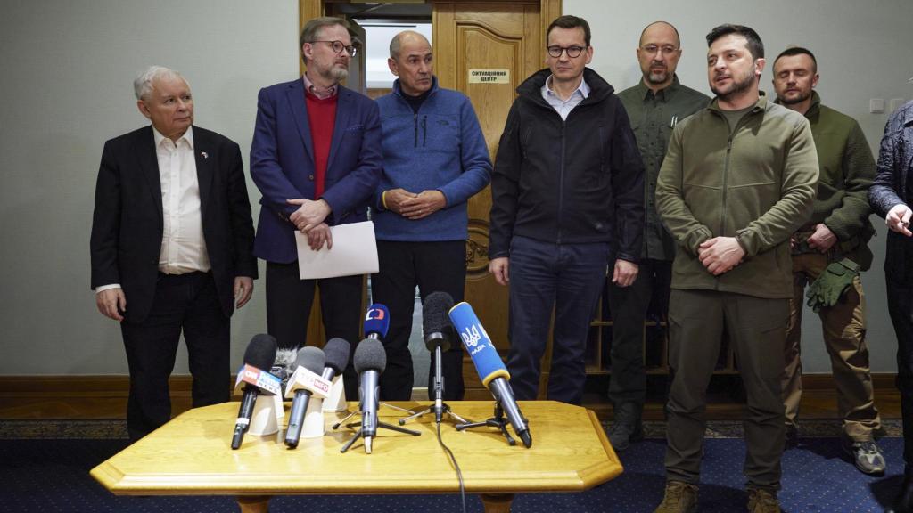 Volodimir Zelenski, presidente de Ucrania, con los primeros ministros de la República Checa, Petr Fiala; Polonia, Mateusz Morawiecki, y Eslovenia, Janez Jansa.