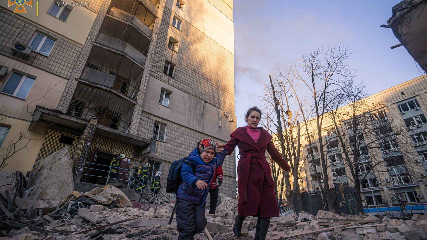 Una madre y su hijo abandonan su vivienda tras los bombardeos de las tropas rusas.