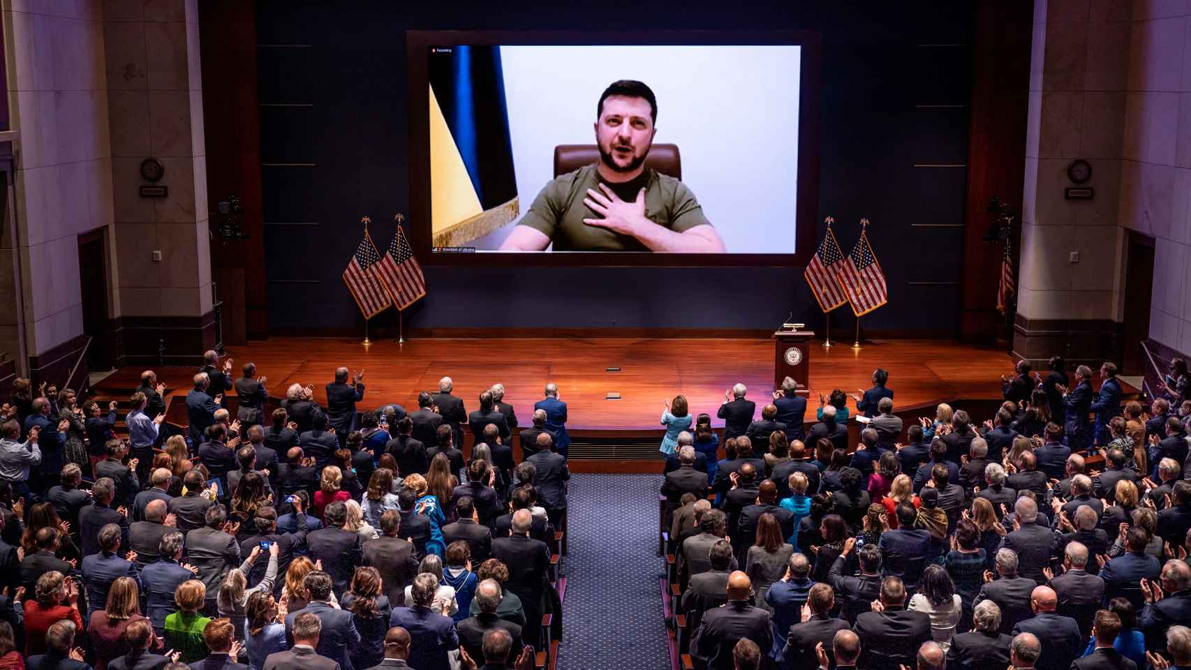 El presidente de Ucrania, Volodimir Zelenski, se dirige a los miembros del Congreso de EEUU por videollamada.