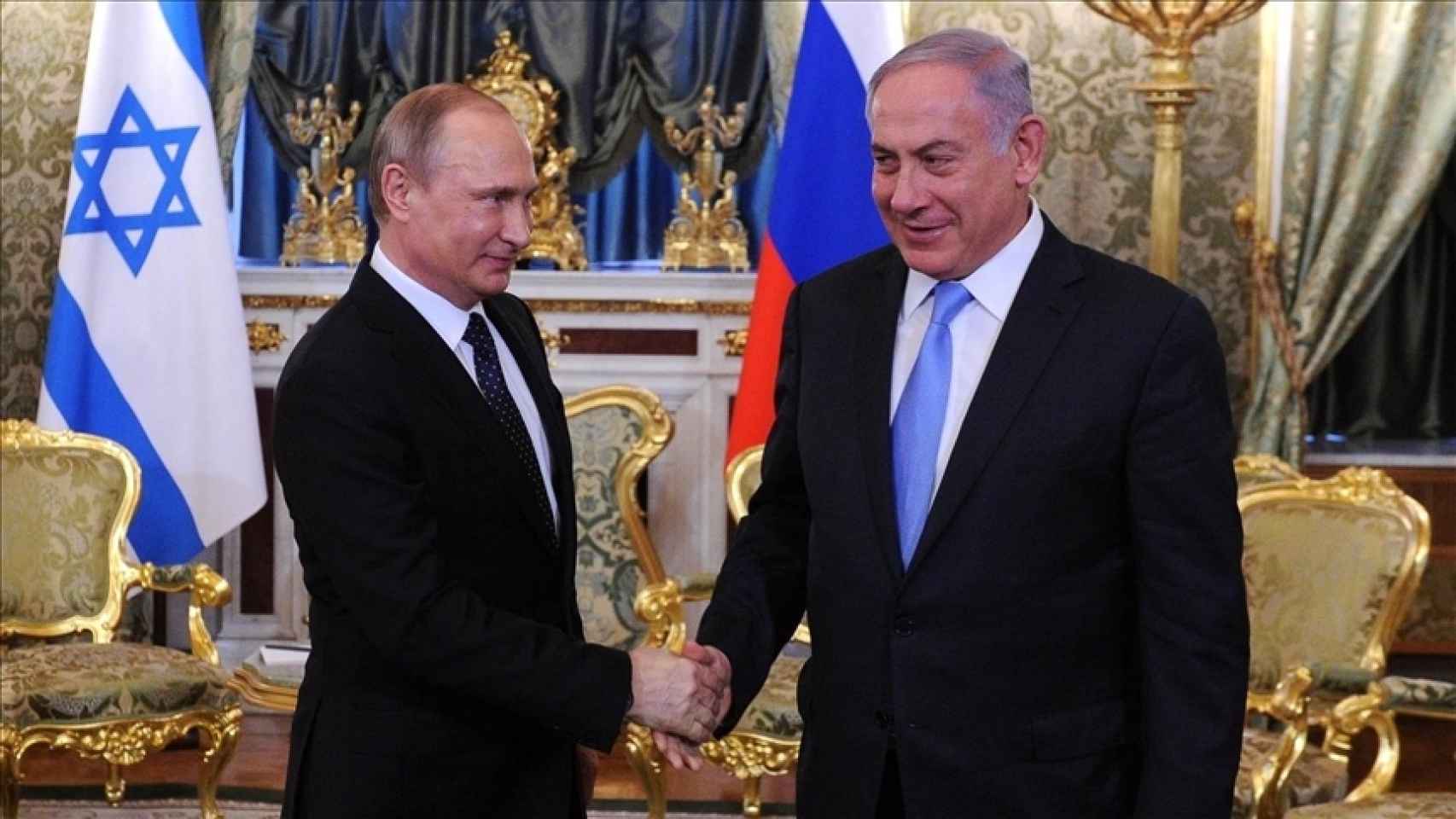 El presidente de Rusia, Vladímir Putin, se saluda con el exprimer ministro israelí, Benjamín Netanyahu, durante un encuentro en Moscú en 2016.