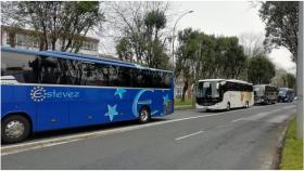Concentración de autobuses ante la sede de la Xunta de Galicia.
