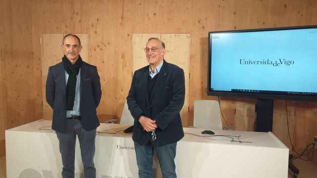 El catedrático Luis Liz Marzán y el rector de la Universidad de Vigo, Manuel Reigosa.