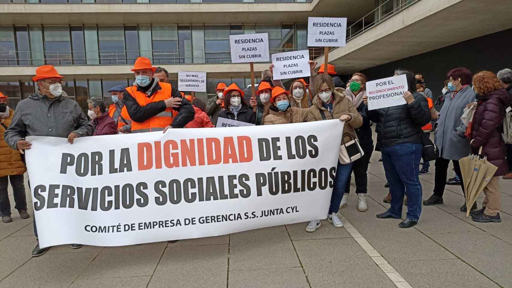 Concentración de trabajadores de Servicios Sociales ante la Junta en Salamanca