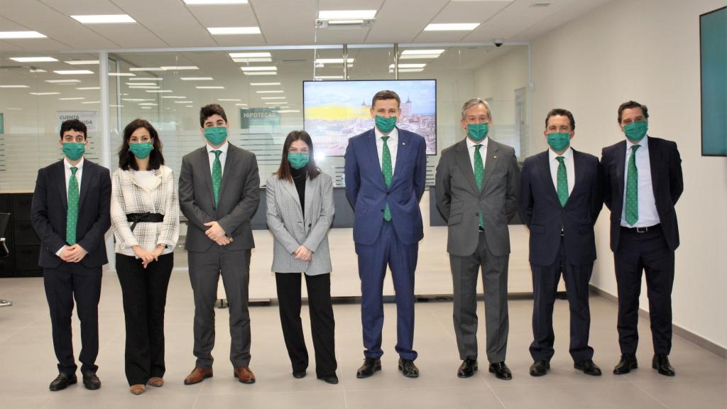 El presidente y director de Eurocaja Rural junto a los profesionales de la oficina.