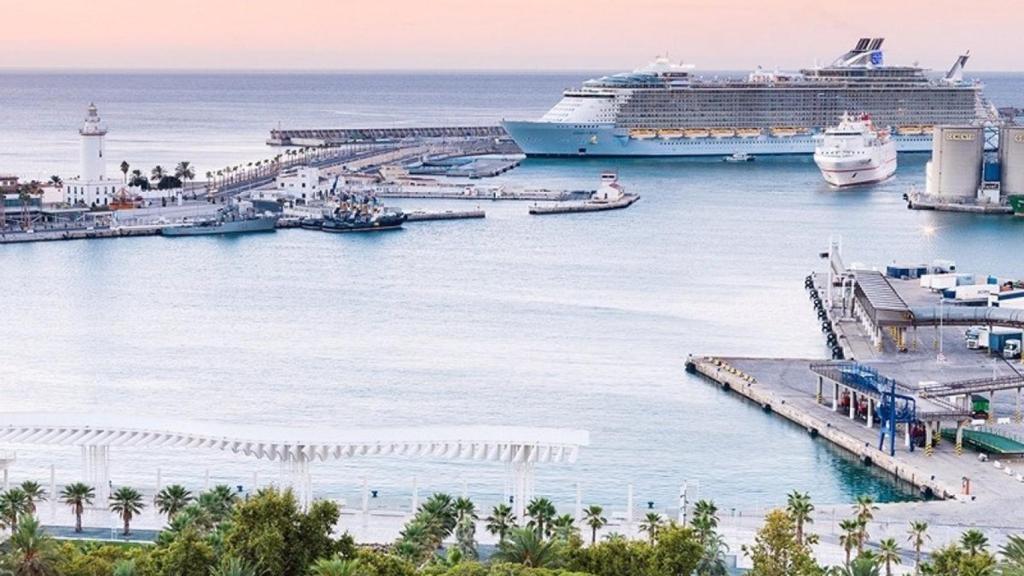 Imagen de La Farola de Málaga y, al fondo, de los suelos sobre los que se proyecta la torre del puerto.