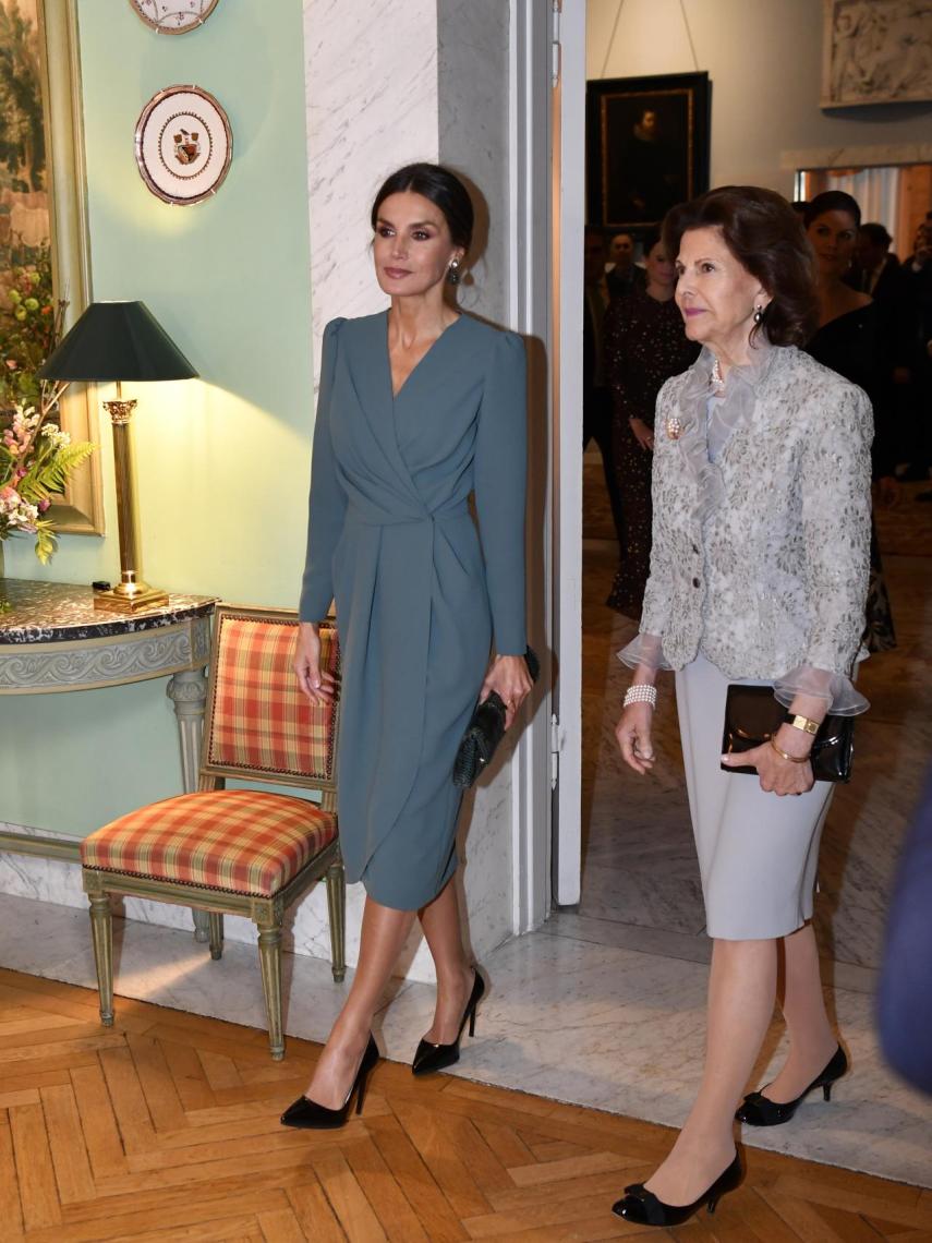 Letizia con la reina Silvia de Suecia, el 25 de noviembre de 2021, minutos antes de que se le cayera el bolso.