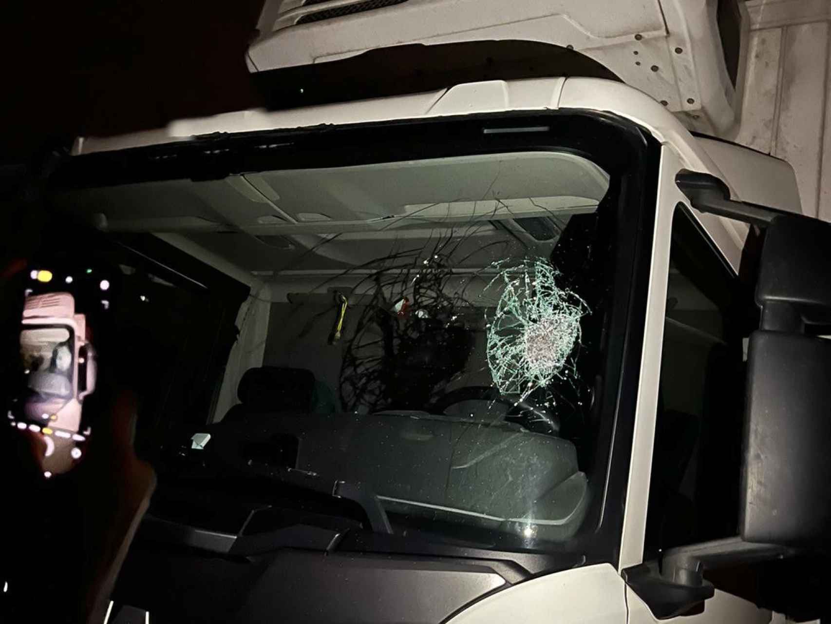Imagen del camión dañado facilitada por la Guardia Civil de León