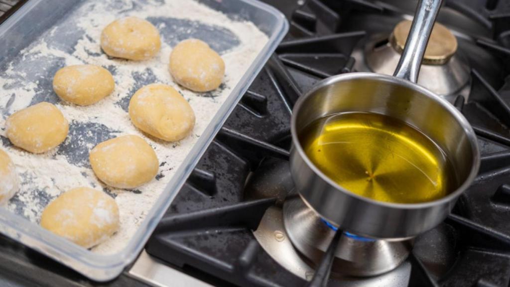 Cocinar con aceite de orujo de oliva.