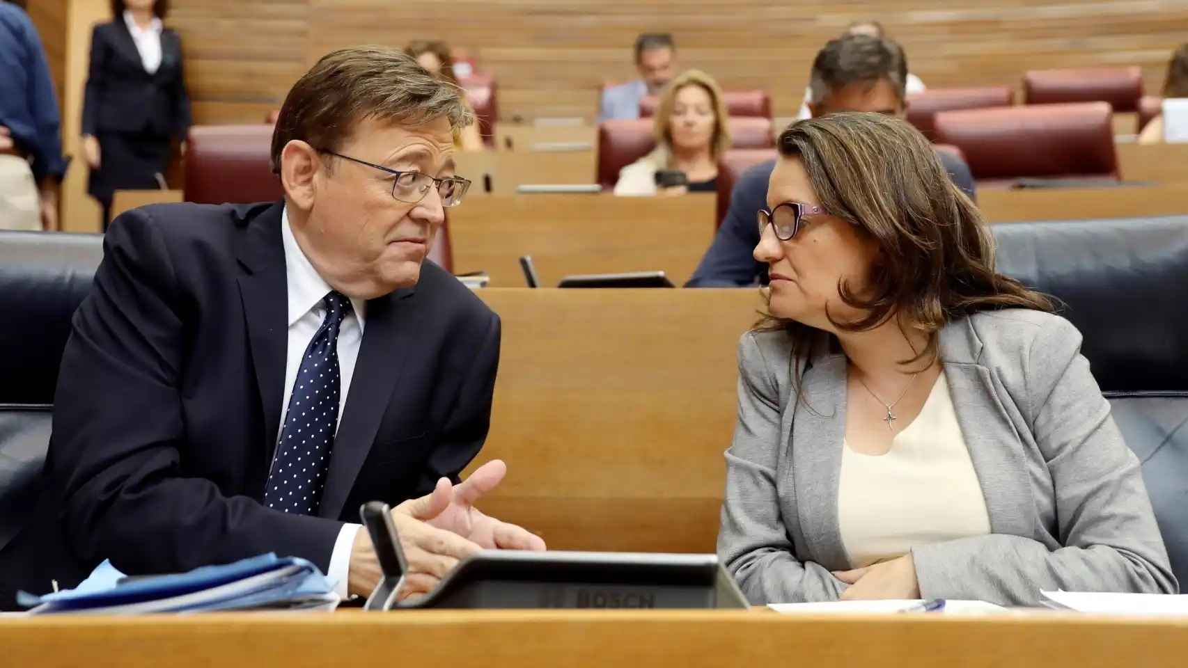Ximo Puig y Mónica Oltra, en Les Corts Valencianas. EFE