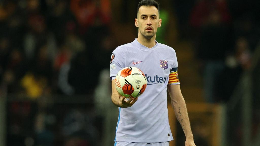 Sergio Busquets, cogiendo el balón con la mano