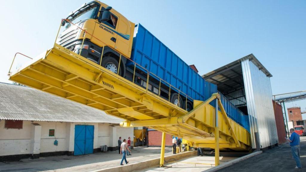 Un camión descarga pipas de girasol en la ciudad ucraniana de Uman.