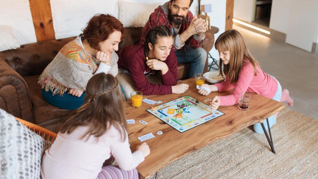 Imagen de archivo de una familia jugando.