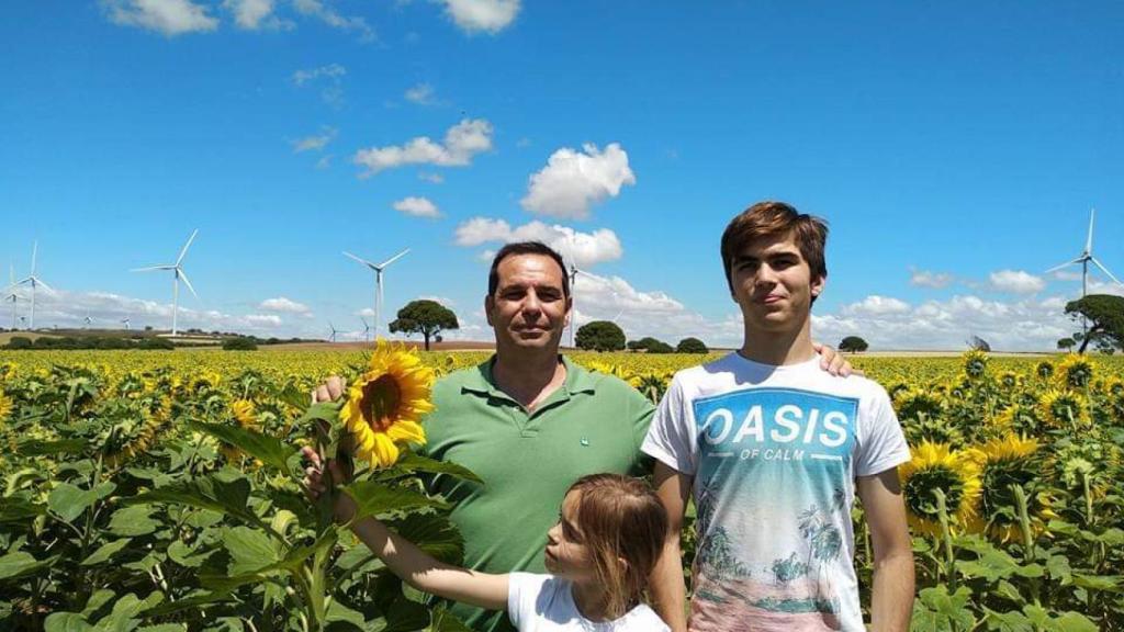 El agricultor Pedro Gallardo y sus hijos, en su cultivo de girasoles en Puerto Real (Cádiz).