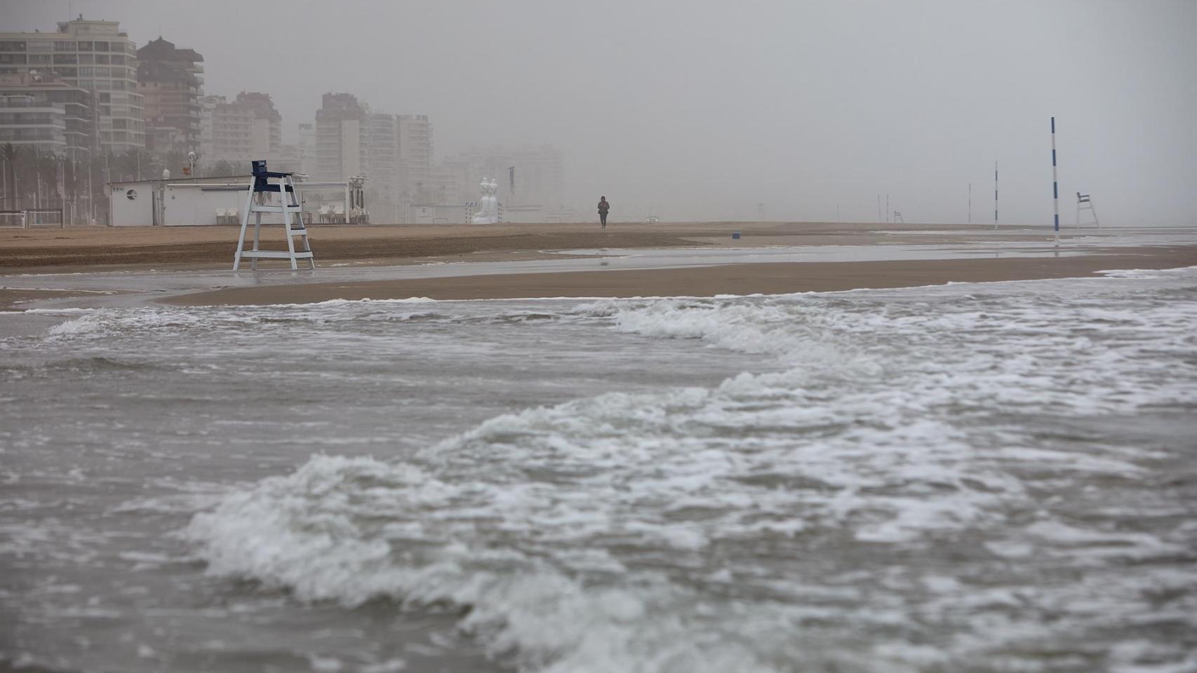 Se va el polvo sahariano, llega el temporal a la costa valenciana: olas de 5 metros y rachas de 71 km/h