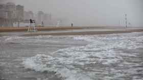 Se va el polvo sahariano, llega el temporal a la costa valenciana: olas de 5 metros y rachas de 71 km/h