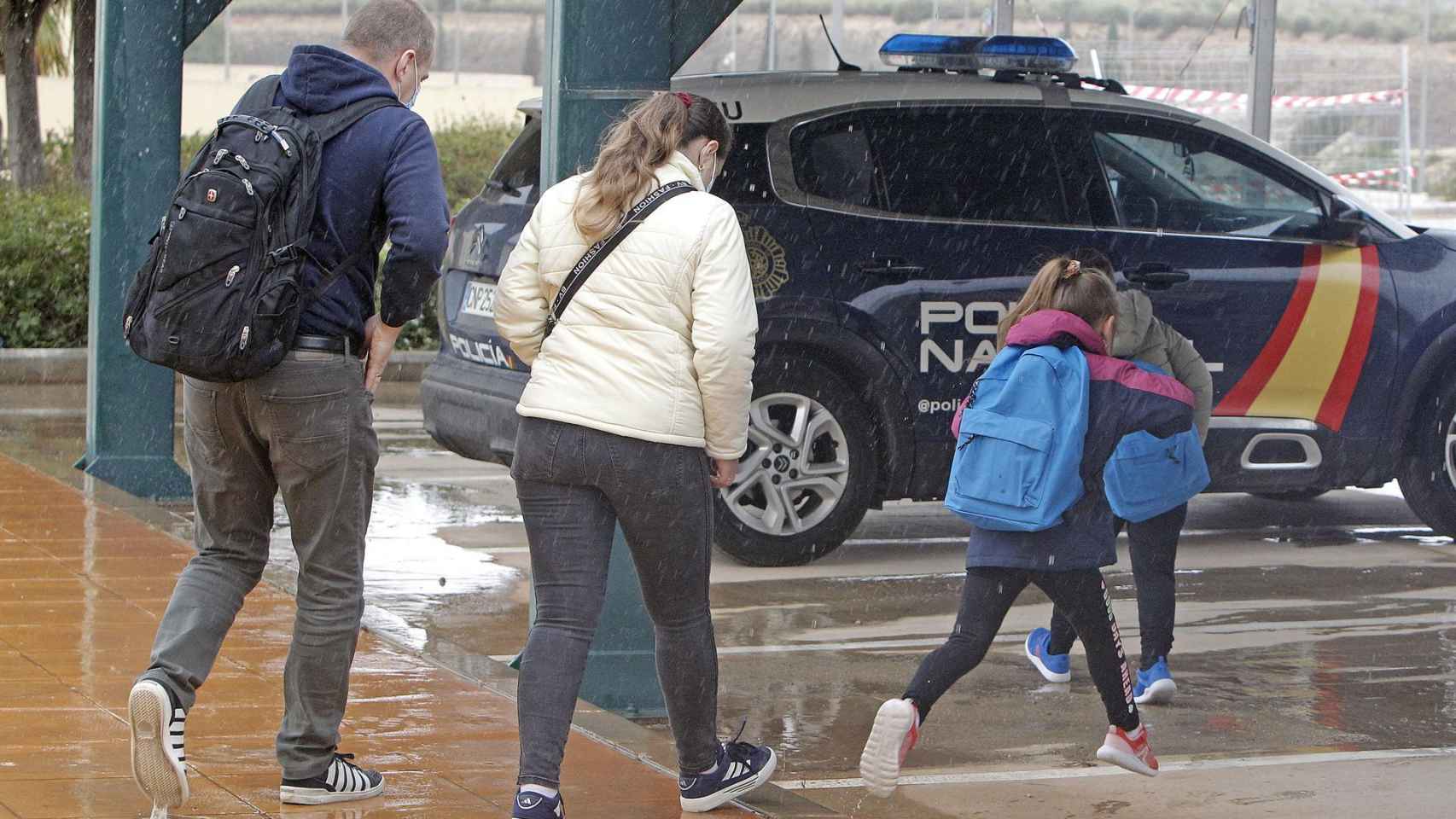 Una familia ucraniana sale de la Oficina de Documentación de la Policía Nacional en Alicante.