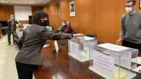 Helena Castán ejerciendo su derecho al voto