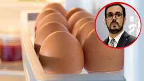 Montaje con unos huevos en la puerta de una nevera y el ministro Alberto Garzón.