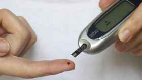 Una persona mide su glucosa en sangre.