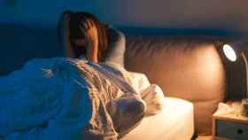 El peligro para la salud de dormir con la luz de la mesilla encendida: la alerta de los científicos