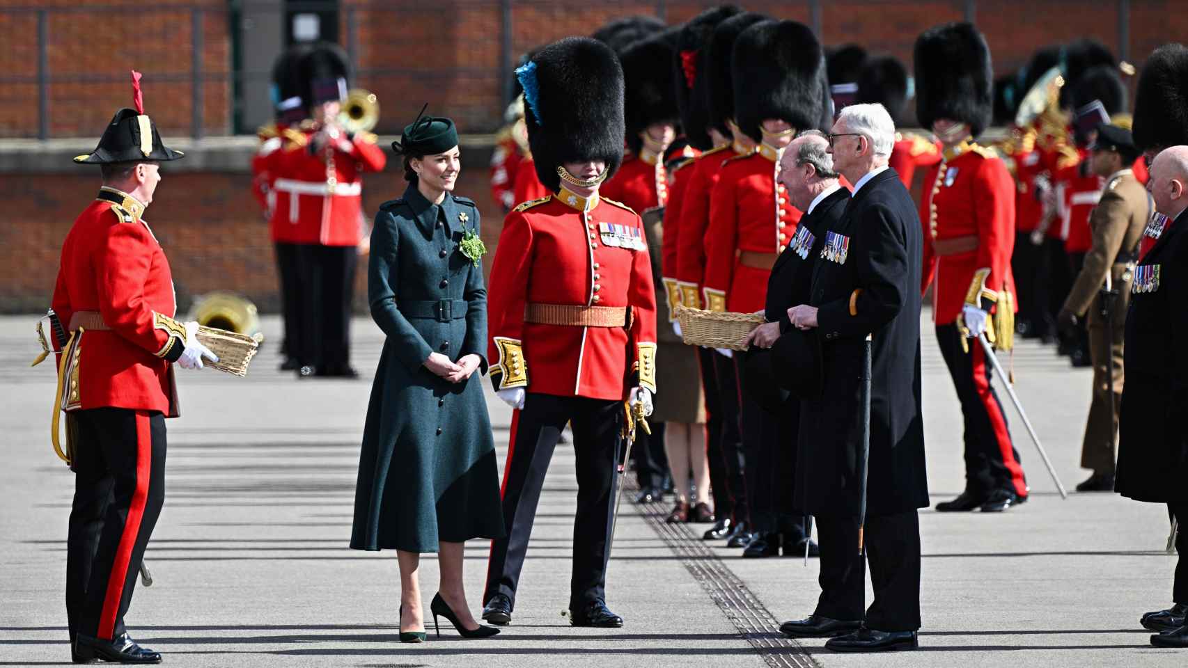 Kate Middleton deslumbró con un acertado abrigo verde.
