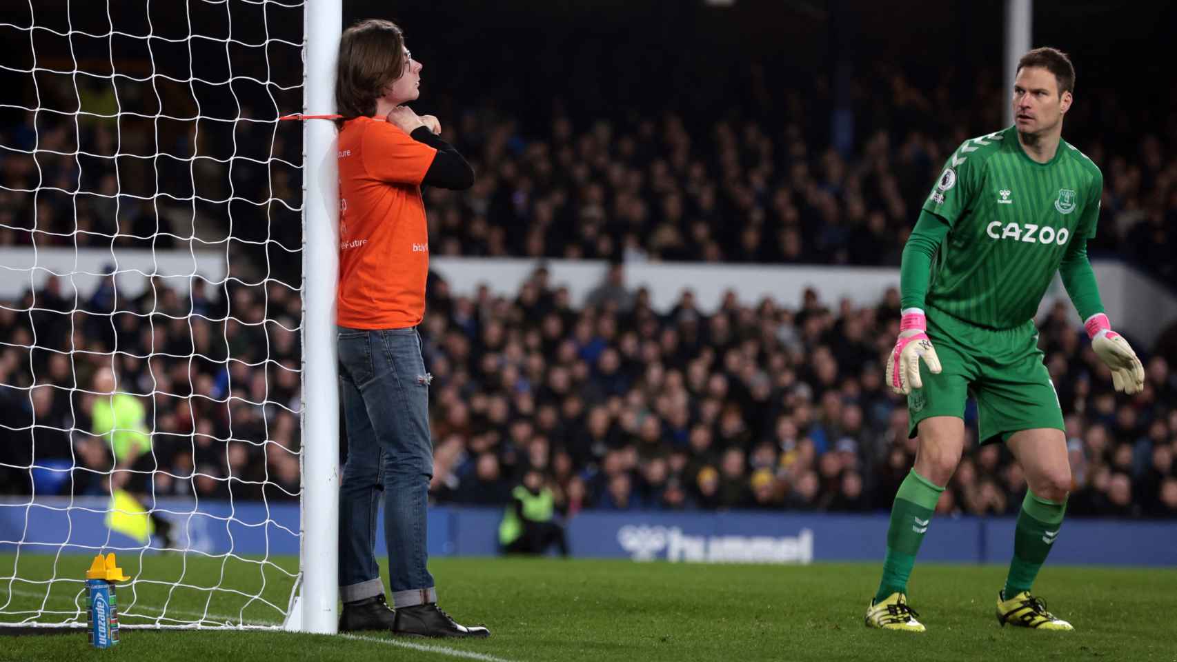 El portero del Everton, Asmir Begovic, sorprendido por la acción del aficionado