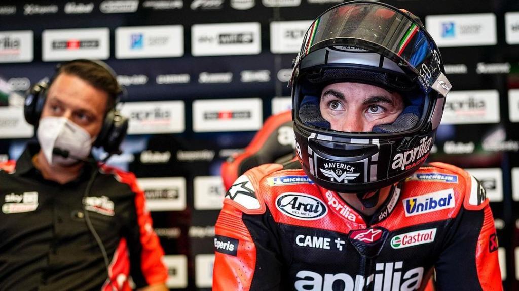 Maverick Viñales dentro del box de Aprilia